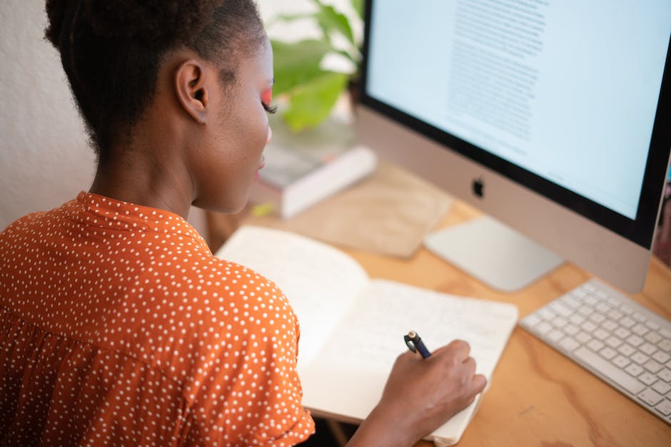 how is a play script different from narrative writing brainly