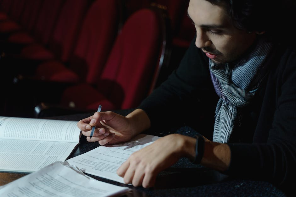 how is a play script different from narrative writing