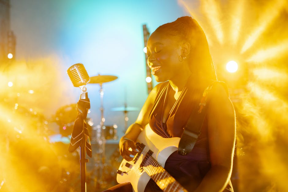 how to keep rhythm on guitar while singing