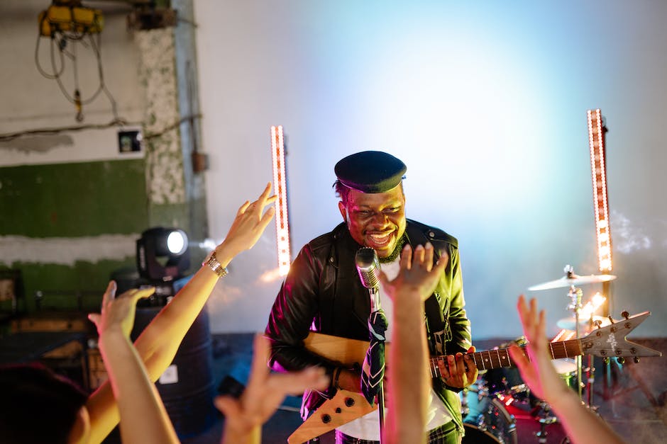how to keep rhythm on guitar while singing