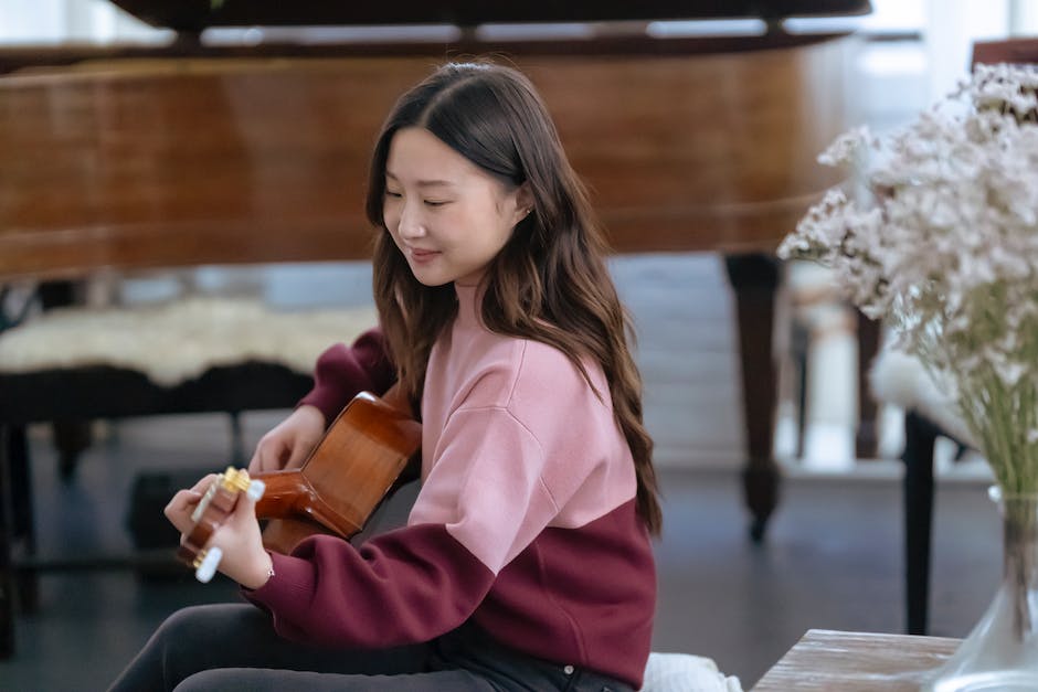 how to keep rhythm on guitar while singing