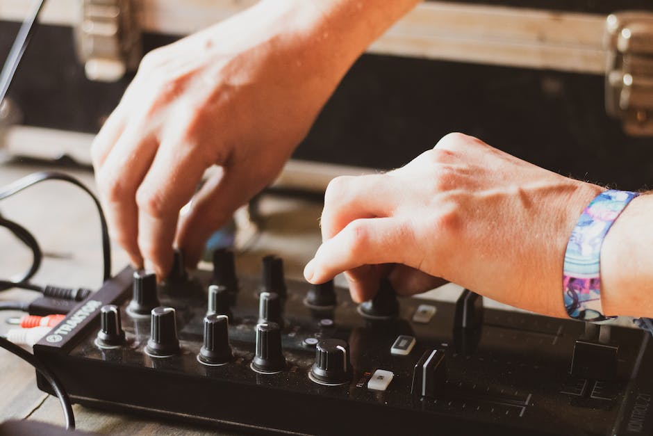 how to play rhythm guitar like john lennon